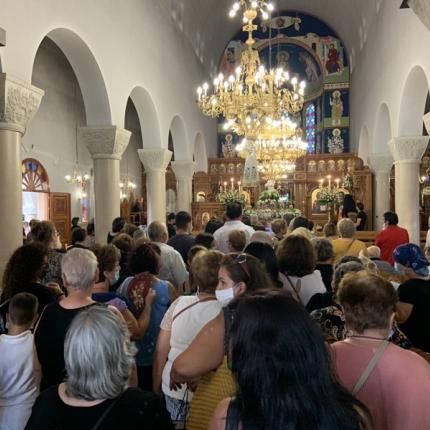 Το προσκύνημα του Δεκαπενταύγουστου με μάσκες