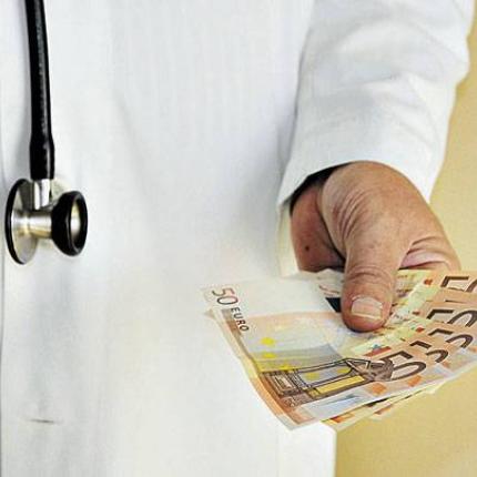 ΣΔΟΕ: Τρεις γιατροί με 21 εκατ. ευρώ στους λογαριασμούς τους