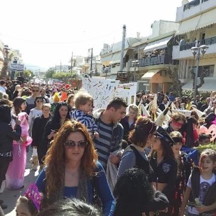 Πλήθος κόσμου ξεφάντωσε στο Καρναβάλι της Νέας Αλικαρνασσού