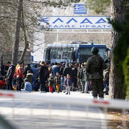 Εκατοντάδες πρόσφυγες βρίσκονται στον Έβρο και επιχειρούν να περάσουν προς την Ελλάδα.