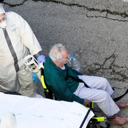 Ένας Ισπανός ηλικιωμένος μεταφέρεται στο νοσοκομείο, πιθανότητα να είναι ένα ακόμα κρούσμα του κορωνοϊού 