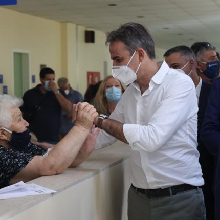 Ο κ. Μητσοτάκης συνομίλησε με πολίτες μέσα στο ΠΑΓΝΗ