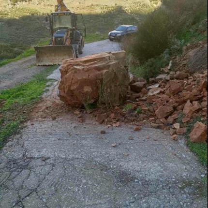 βράχος στο δρόμο