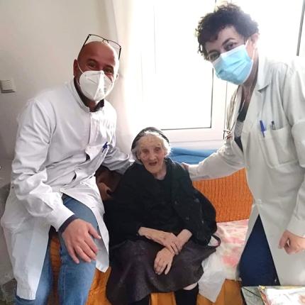 εμβολιασμός ηλικιωμένης