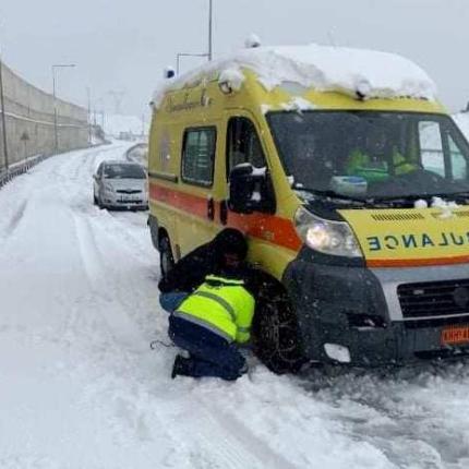 ΕΚΑΒ ασθενοφόρο χιόνια
