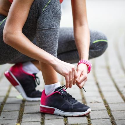 γυναίκα δένει τα κορδονια της