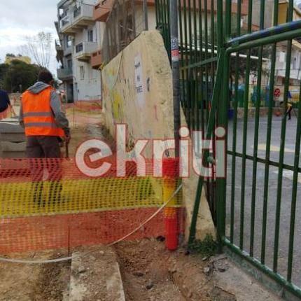 Ο τοίχος είναι έτοιμος να πέσει, αλλά τα έργα ανάπλασης συνεχίζονται...