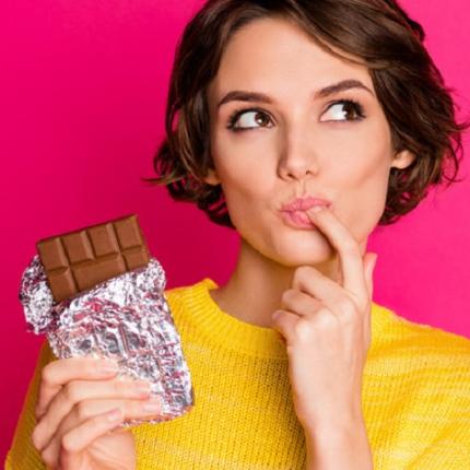 γυναίκα τρώει σοκολάτα