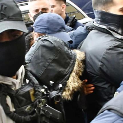 Με κουκούλα και χωρίς δικηγόρο στα δικακστήρια 