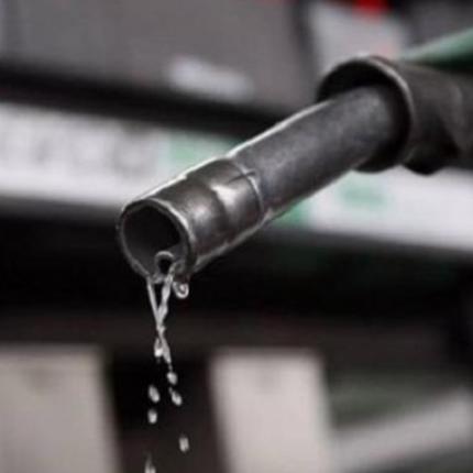 Προσωρινή μείωση των φόρων στα καύσιμα, ανακοίνωσε η κυβέρνηση 