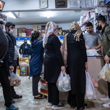 πανικός στα σούπερ μάρκετ για λίγο λάδι 