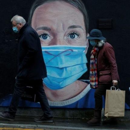 Πολλές ευρωπαικές χώρες ήραν απότομα τα μέτρα ενώ επελαύνει η Όμικρον 