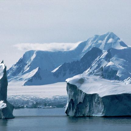Φλέγονται οι πόλοι σε Ανταρκτική και Αρκτική 