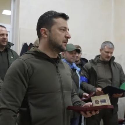 Ο Ζελένσκι επισκέφθηκε τραυματίες μαχητές σε πολεμικό νοσοκομείο
