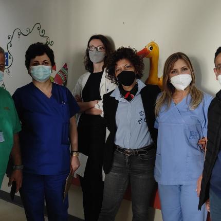 ΠΑΓΝΗ: Λαμπάδες και Πασχαλινά αυγά στα παιδιά που νοσηλεύονται