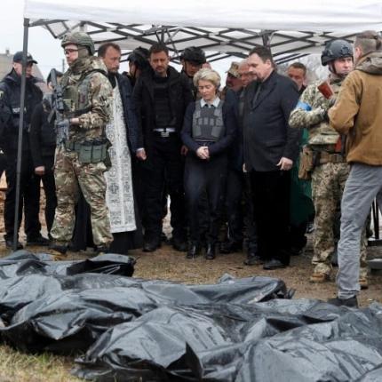 Η Ούρσουλα φον ντερ Λάιεν της ΕΕ επισκέφθηκε ομαδικό τάφο στη Μπούχα