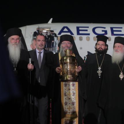 Άγιο Φως: Έφτασε στην Ελλάδα από τα Ιεροσόλυμα