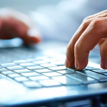 Της έταζαν έρωτα και της άρπαξαν 130.000 ευρώ 