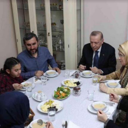 Συνέφαγε με μία φτωχή οικογένεια στη Κωνσταντινούπολη 