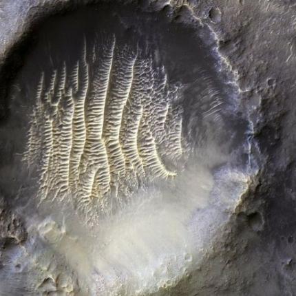 Ο κρατήρας στον Άρη που μοιάζει με ανθρώπινο αποτύπωμα 