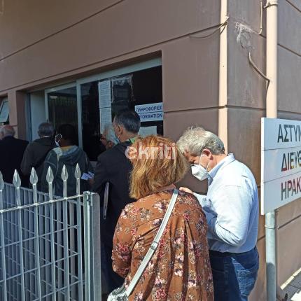 Ηράκλειο: Ουρά ταλαιπωρίας στο Αστυνομικό Μέγαρο