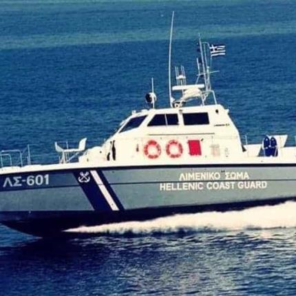 ΙΧ αυτοκίνητο έπεσε από ύψος 20 μέτρων στη θάλασσα 