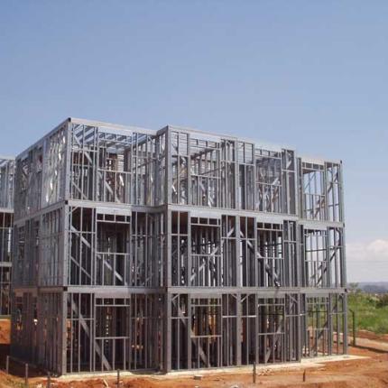 μεταλλικό κτήριο με ελαφρά χαλύβδινα πλαίσια