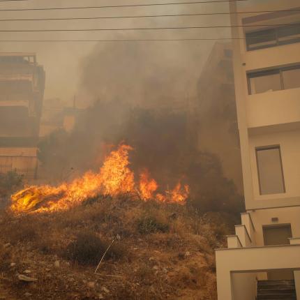 Οι φλόγες μέσα στις γειτονιές της περιοχής.