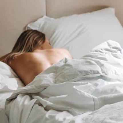 Τiktoker εξηγεί τον κύριο λόγο που δεν πρέπει να κοιμόμαστε γυμνοί 