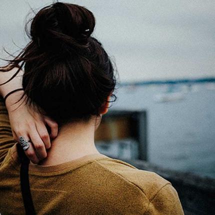 γυναίκα στην θάλασσα