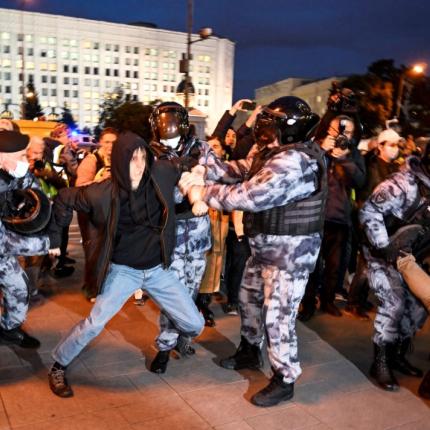 «Όχι» στον πόλεμο λένε οι Ρώσοι – Πανικός σε αεροδρόμια και σύνορα