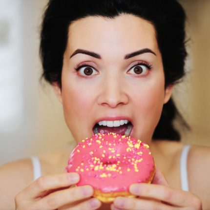 γυναικα τρωει γλυκό