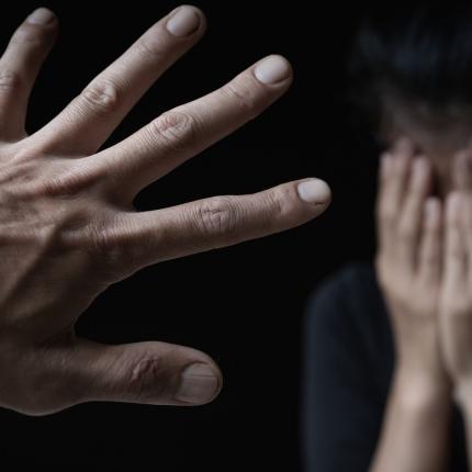 ενδοοικογενειακή βία