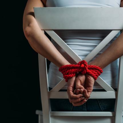 δεμένος σε καρέκλα