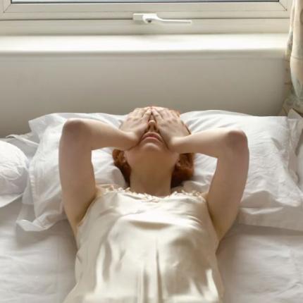 γυναικα στο κρεββατι 