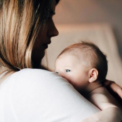 μωρό - αγκαλιά