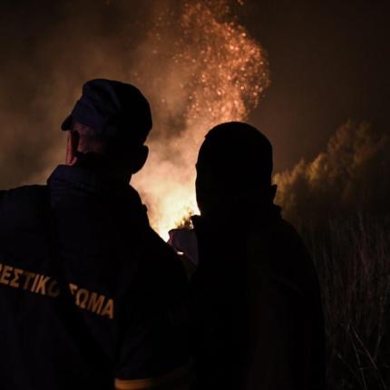 φωτιά νύχτα