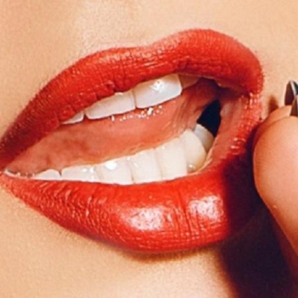 Ελιά πάνω από τα χείλη