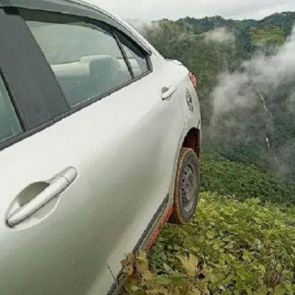 αυτοκίνητο σε γκρεμό