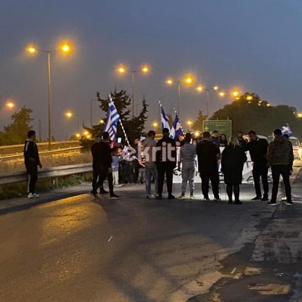 Ηράκλειο: Ρομά απέκλεισαν το δρόμο μπροστά από τον καταυλισμό