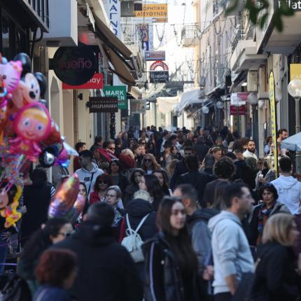 Ηράκλειο: Χαμόγελα, ευχές και τόνωση της αγοράς στα τελευταία ψώνια του έτους