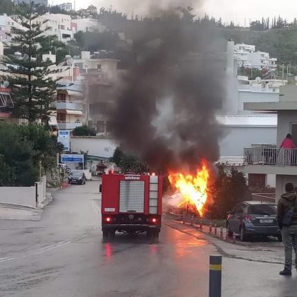 φωτια σε αυτοκίνητο