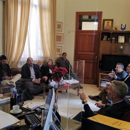 Συνάντηση της δημοτικής αρχής με τους επικεφαλής των παρατάξεων για το κυκλοφοριακό.