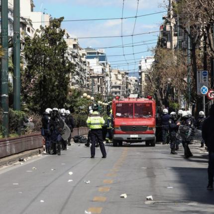 Επίθεση με πέτρες σε περιπολικό