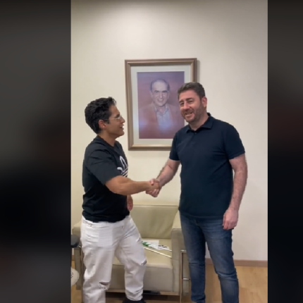 Με τον Νίκο Ανδρουλάκη συναντήθηκε ο άνδρας που έφτασε τη σημαία του ΠΑΣΟΚ στη... Ζιμπάμπουε