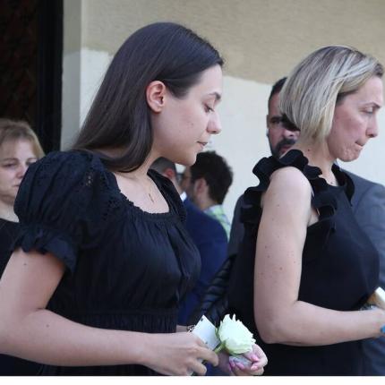 Συντετριμμένες η σύζυγος και η κόρη του