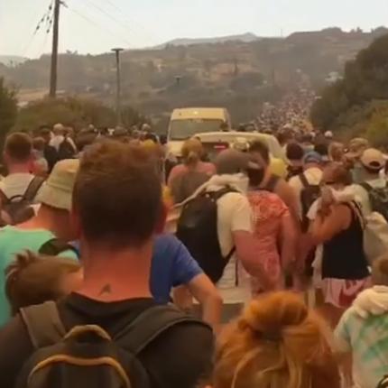 Στις φλόγες τρία ξενοδοχεία στη Ρόδο