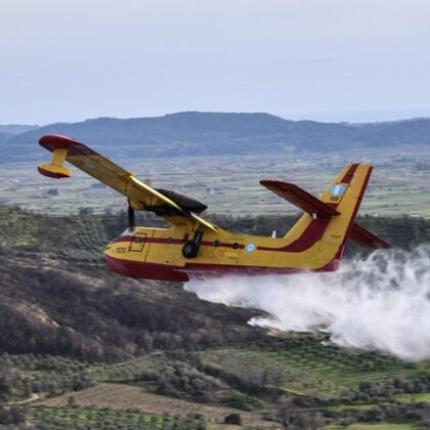 Ακόμη και εκτός της ολομέλειας, σε γραφεία αλλά και στο καφενείο της Βουλής ήταν ανοιχτές οι τηλεοράσεις με βουλευτές και στελέχη να παρακολουθούν τις ζωντανές μεταδόσεις.