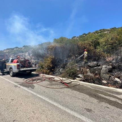 Πρόλαβαν τα χειρότερα οι πυροσβέστες στη φωτιά κοντά στην Κέρη