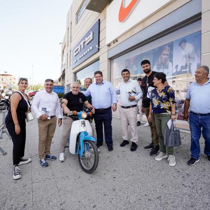 Αγκάλιασαν τον Μιχάλη Καραμαλάκη στη Λεωφόρο 62 Μαρτύρων